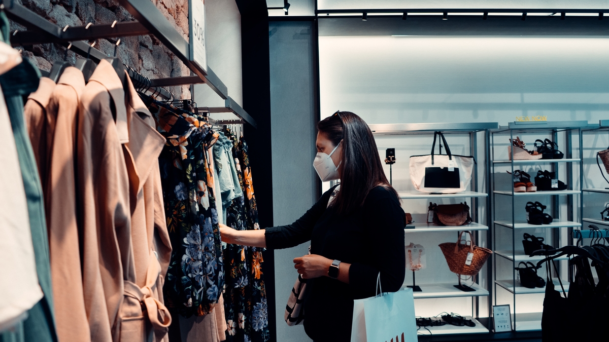 Consumer mood improves slightly, but remains cautious